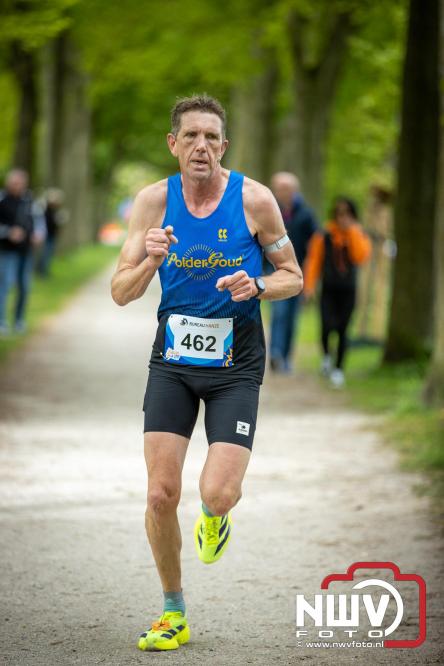 Volle terrassen, bruisende kleedjesmarkt en sportieve Wallenloop: Elburg leeft tijdens koningsdag! - &copy; NWVFoto.nl